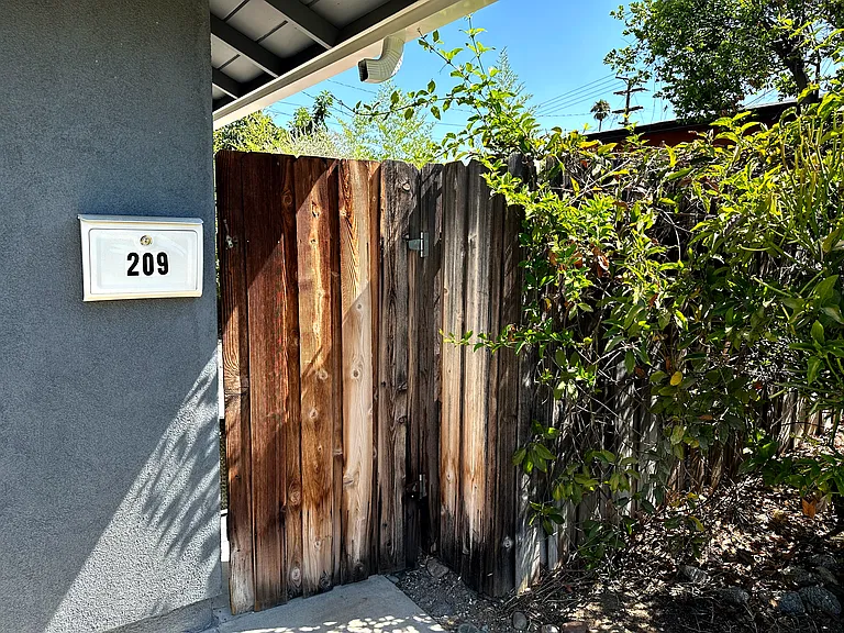 Entrance gate
