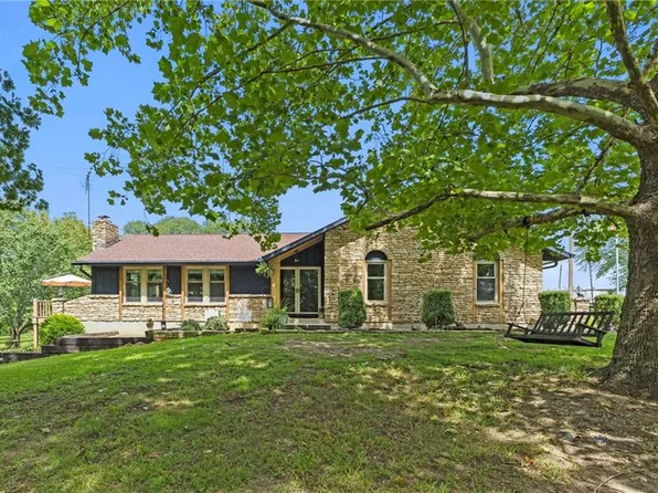 9206 E 253rd St, Peculiar, MO 64078
