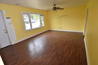 3rd image of 105 N Daisy Ave