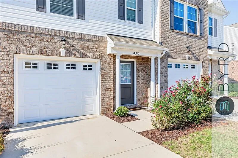 3 bed, 2.5 bath, 1524 sqft, $2,349 — Photo 2