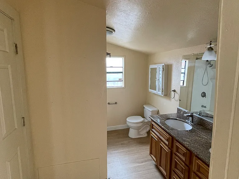 249 Hawthorne St — Photo 15