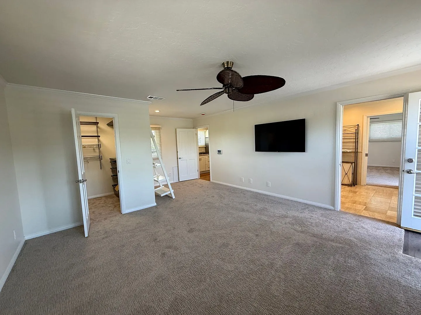 Remodeled 1 Bedroom Adu In Park Estates — Photo 4