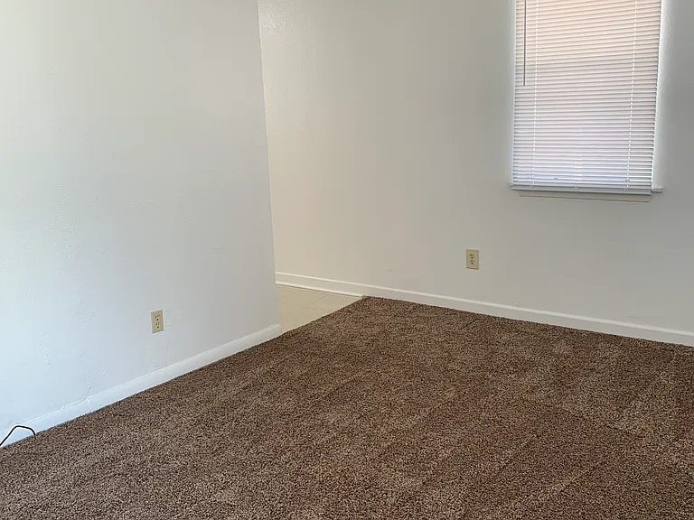 834 S Crockett Dr — Photo 5