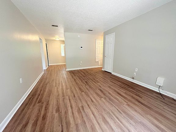 5th image of 2922 Oakwood Dr