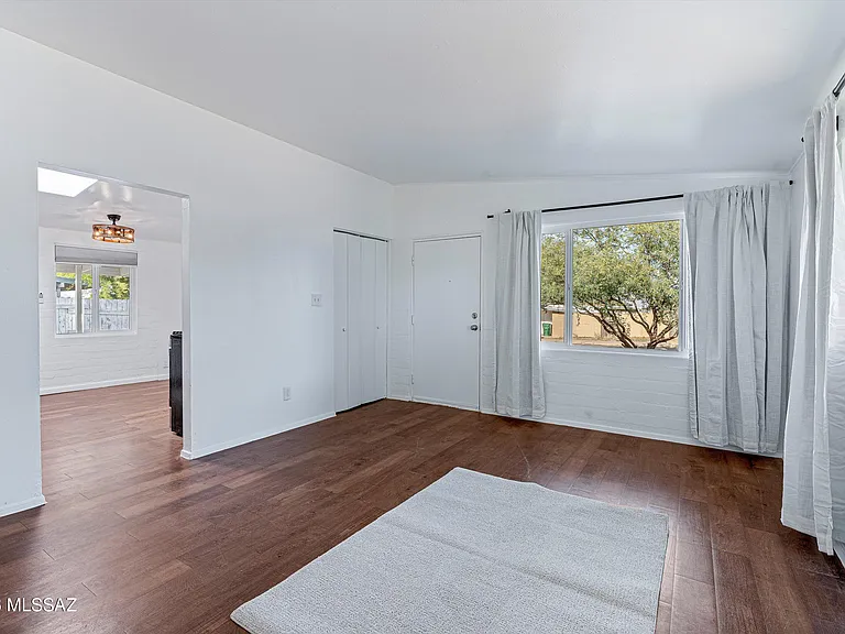 212 S Avenue C — Photo 4