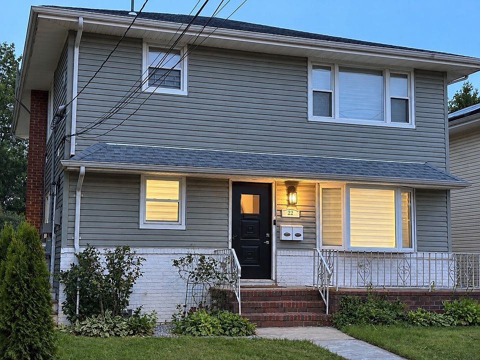 Beautiful & Newly Updated 2nd Floor Unit. All New Floors!