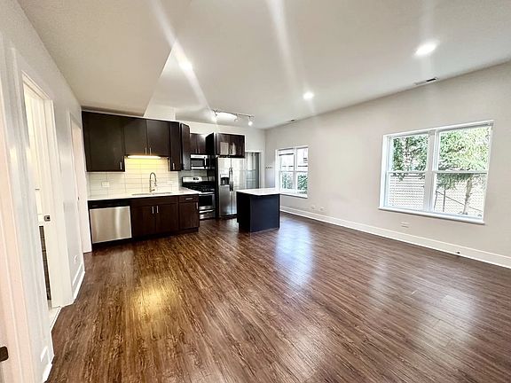 4th image of 2959 N Hamlin Ave #1B