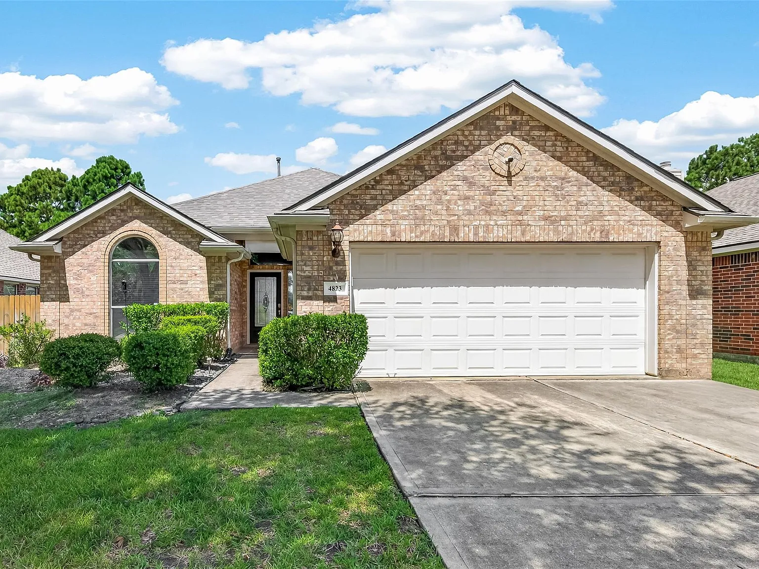 3 bed, 2.0 bath, 2113 sqft, $2,000 — Photo 1