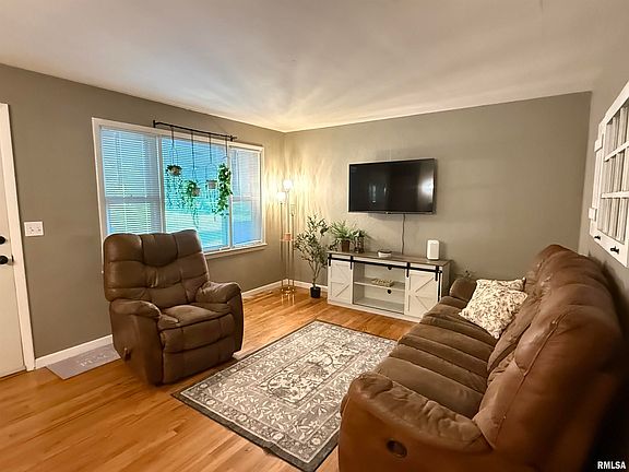 5th image of 1035 E Myrtle St
