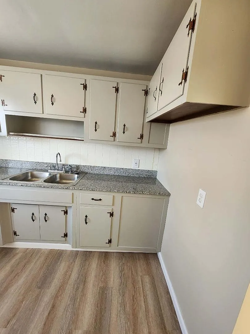 1654 Abbott Rd - 4 — Photo 3