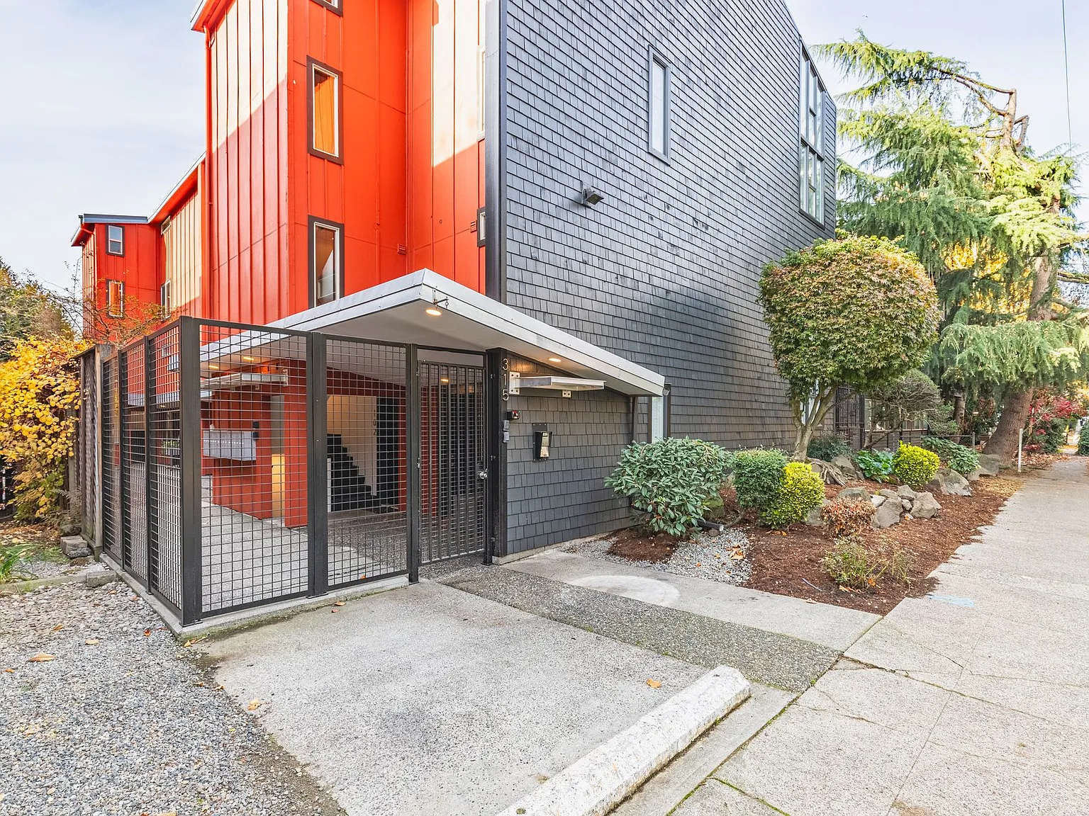 Thunderbird Apartments — Photo 2