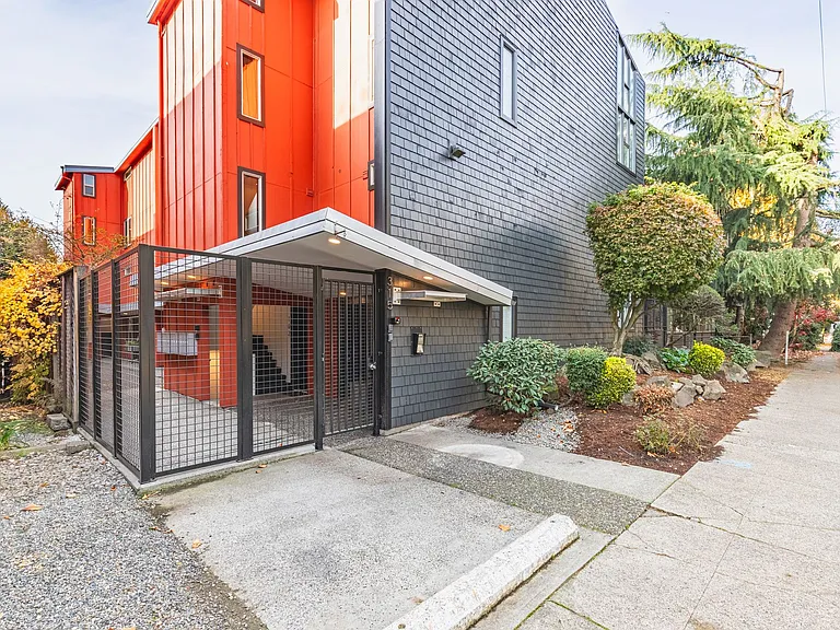Thunderbird Apartments — Photo 2