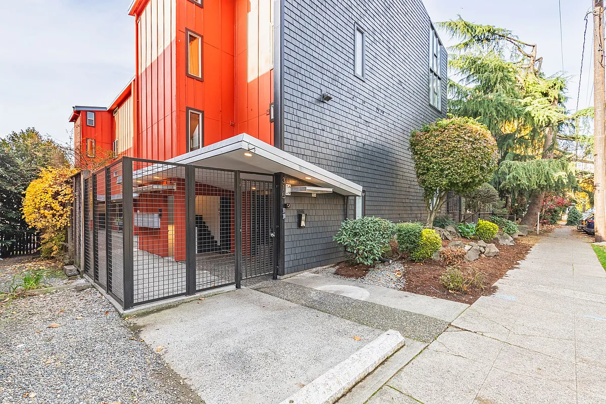 Building Photo - Thunderbird Apartments