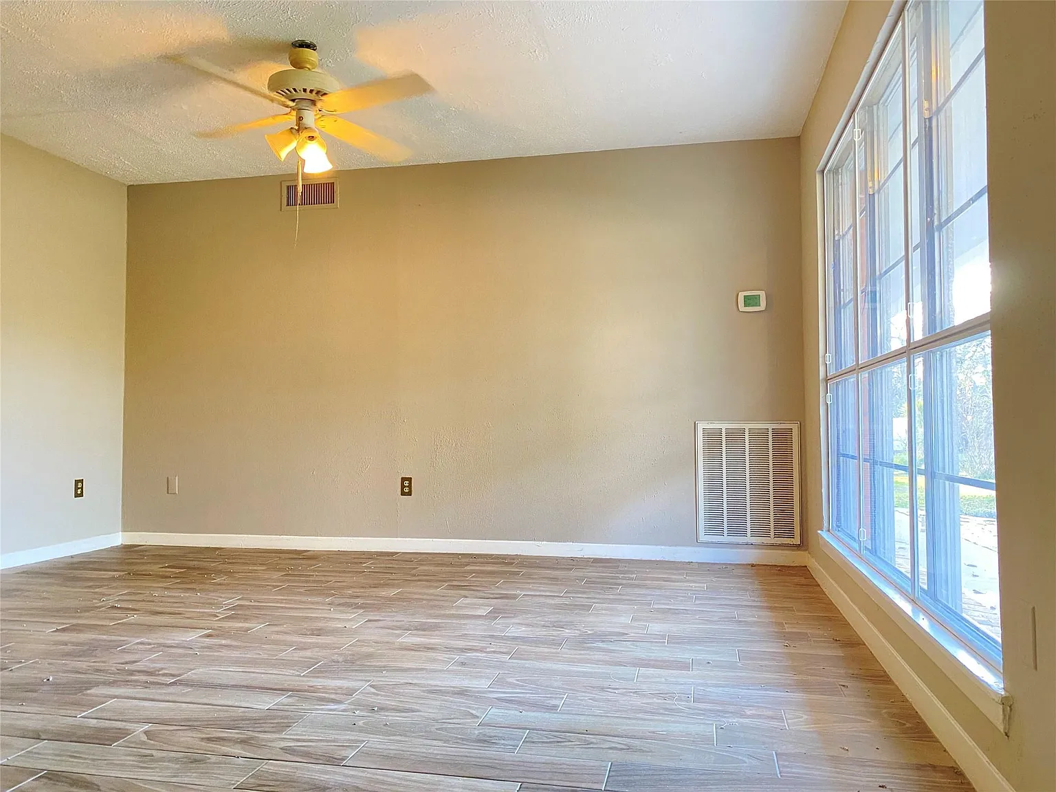 4 bed, 2.0 bath, 2100 sqft, $1,895 — Photo 3