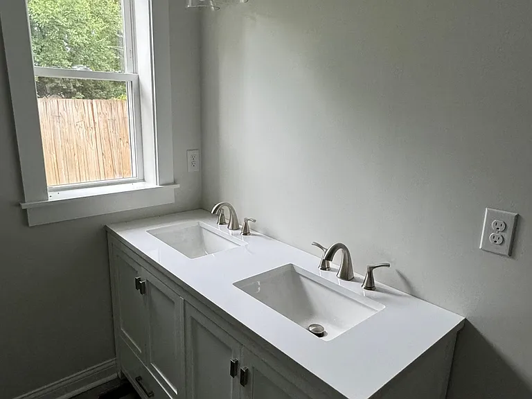 726 E Saint Catherine St — Photo 14