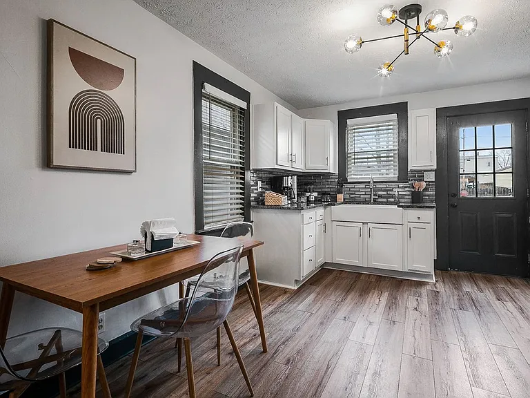 605 E Elm St — Photo 4