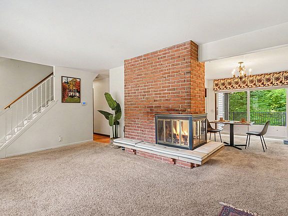 5th image of 926 Club View Dr