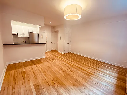 Rented by Metropolis Real Estate of Manhattan | media 6