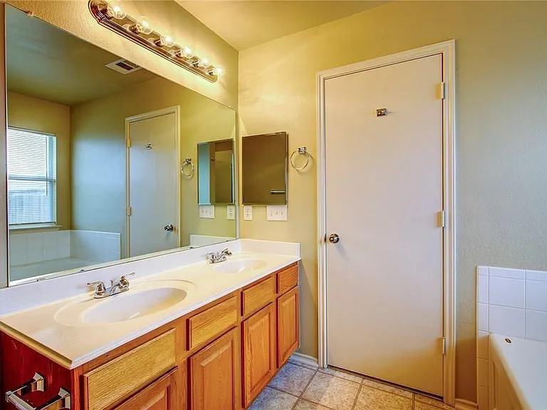 8513 Prairie Wind Trl — Photo 28