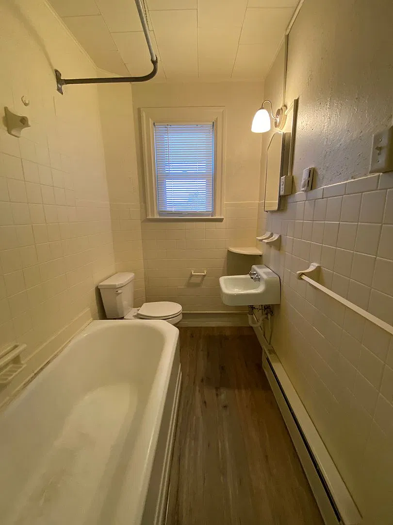 516 W James St — Photo 2