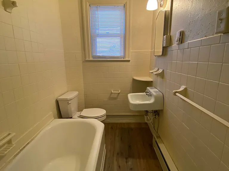 516 W James St — Photo 2