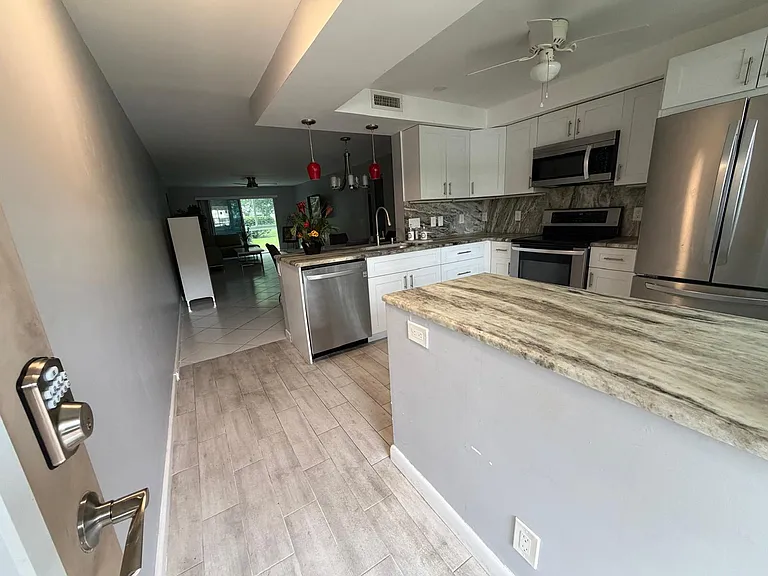 2402 Antigua Cir #D1 — Photo 4