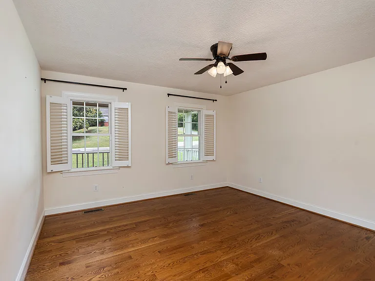 205 College Cir — Photo 10