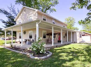 212 Oak St, Flora, IL 62839