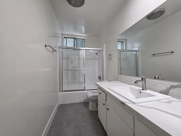 135 N Clark Dr #4 — Photo 7