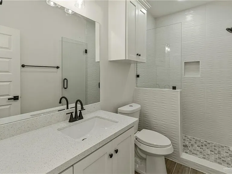 215 S 17th St — Photo 9