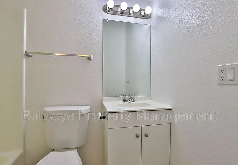 1540 W Mercer Ln #4 — Photo 7