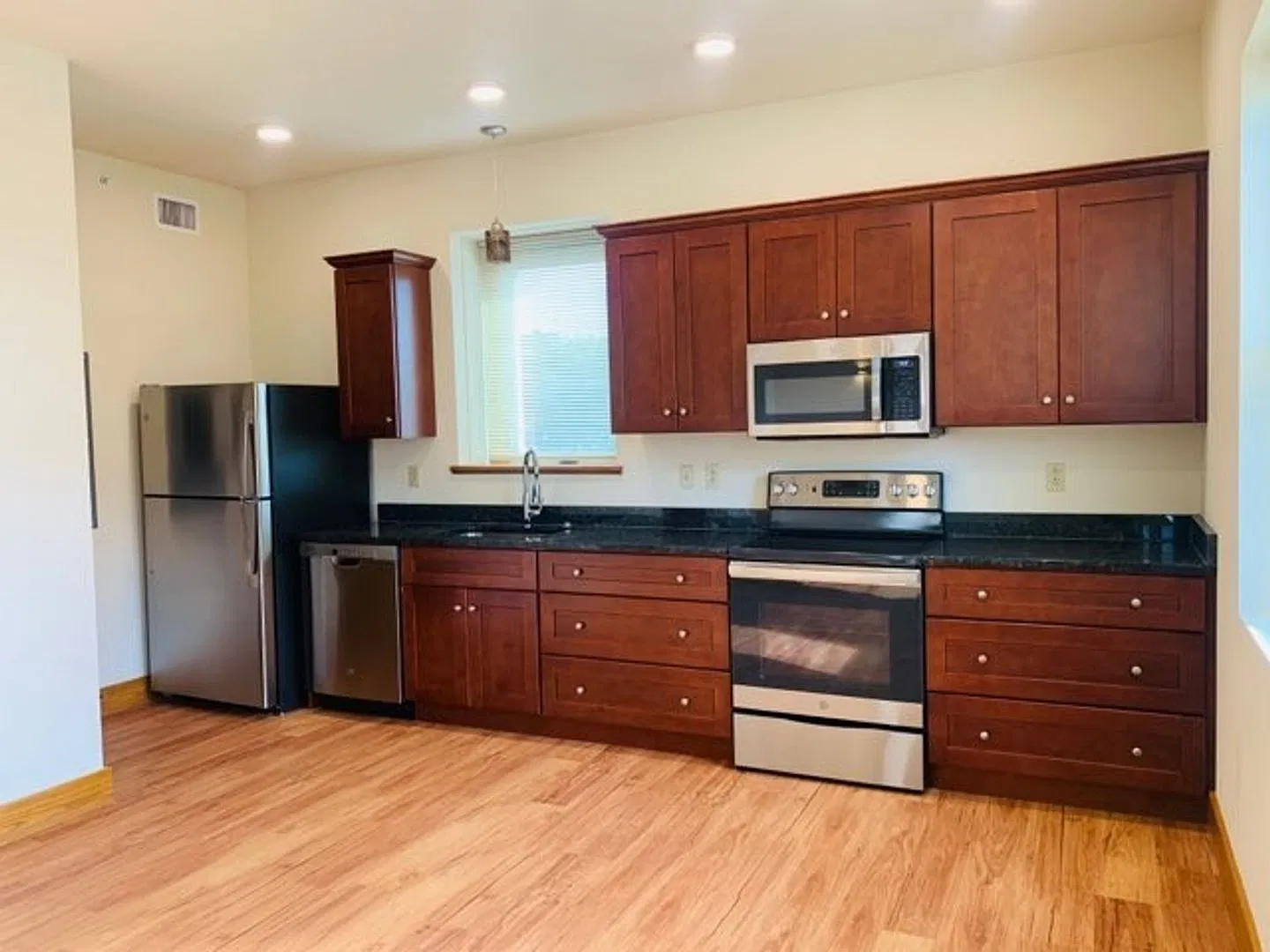 Spacious, modern apartments with historic details. — Photo 3