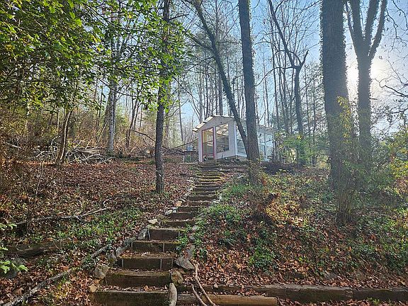 3rd image of 251 Robinson Ln