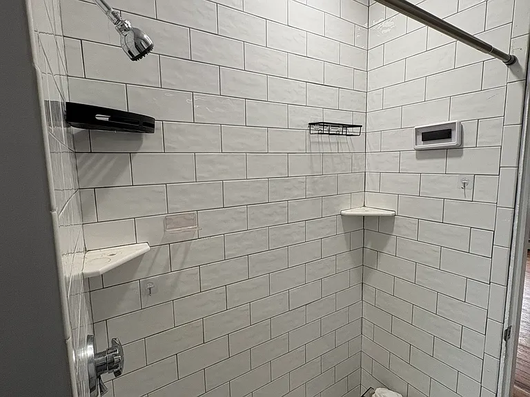 82 Clarence St #3 — Photo 16