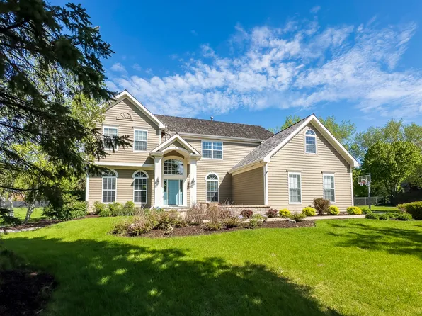 303 Morgan Ln, Fox River Grove, IL 60021