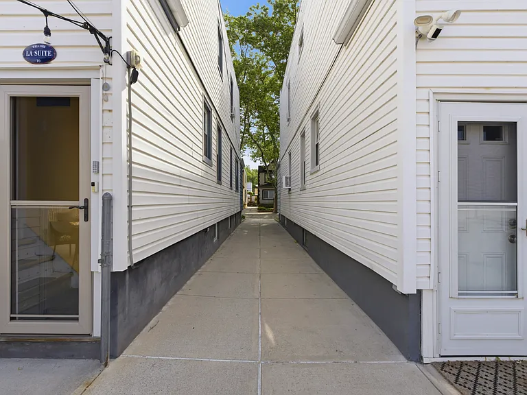 69-06 66th Pl — Photo 18
