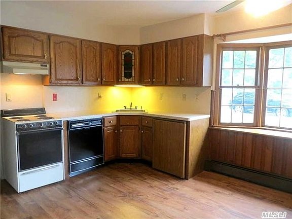 3rd image of 6 Middle Ln