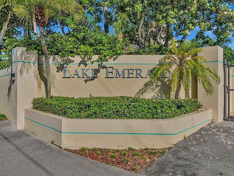109 Lake Emerald Dr #108 — Photo 63