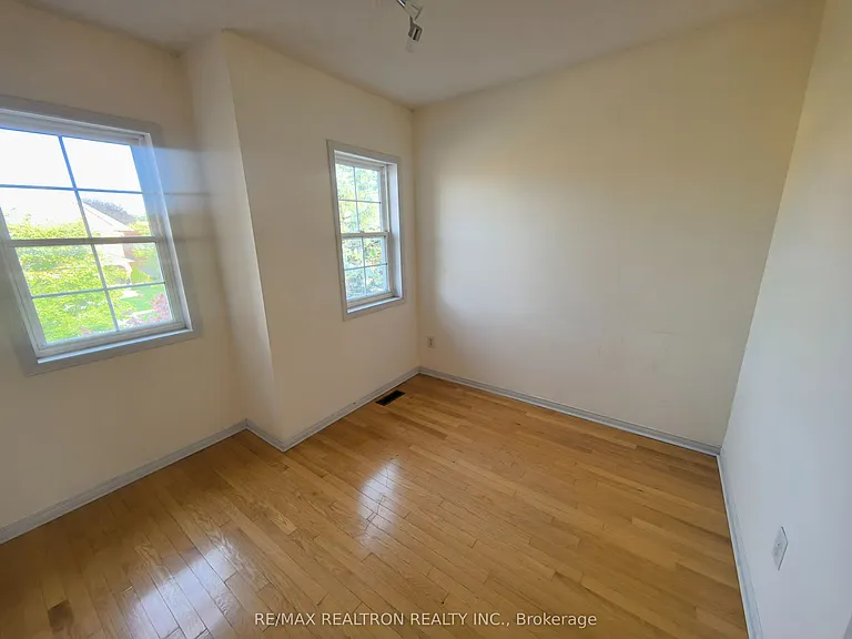 18 Nantucket Dr #MAIN 2ND FLOOR — Photo 31
