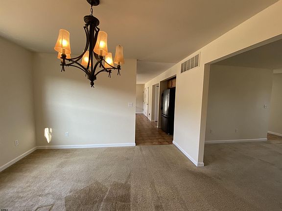 4th image of 393 S Holly Ave