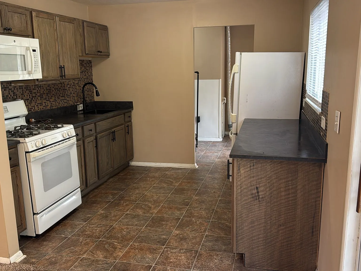 3 bed, 1.5 bath, 1170 sqft, $1,995 — Photo 4