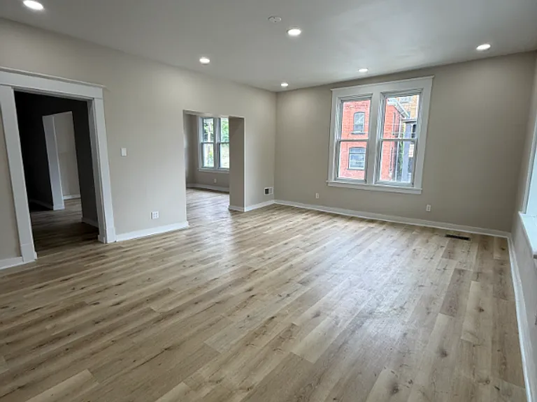 1100 Kenneth Ave — Photo 2