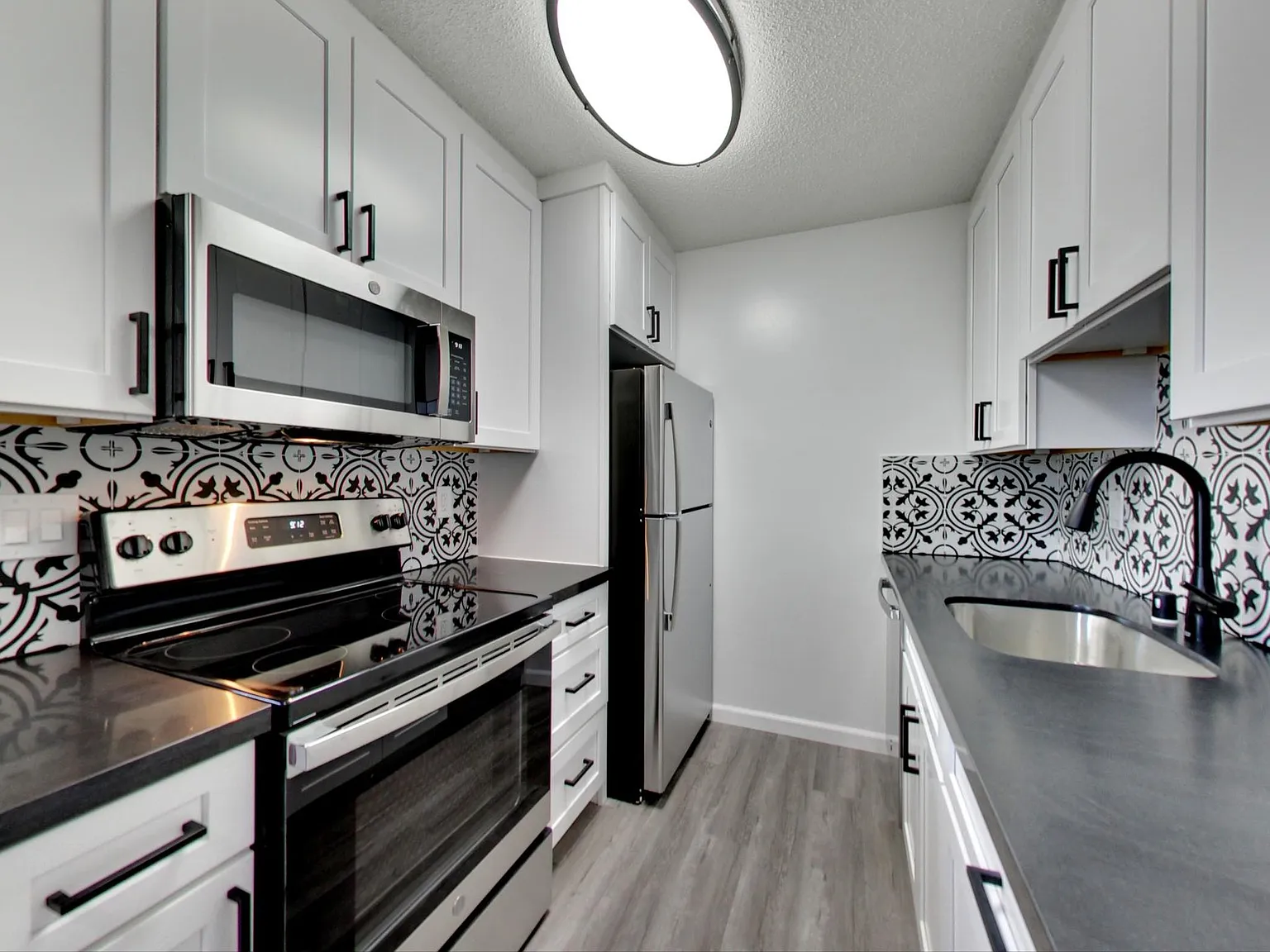 ROYALE APARTMENTS — Photo 1