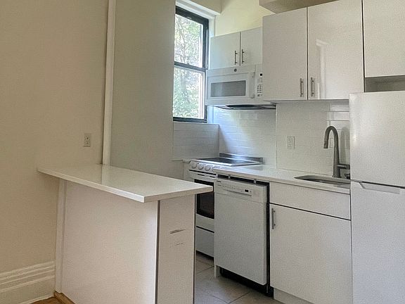 3rd image of 210 W 16th St #G4