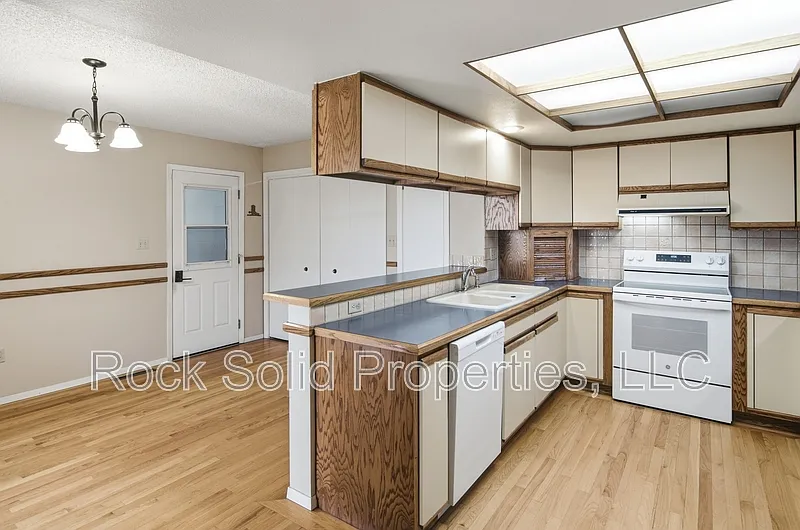 4 bed, 3.0 bath, 2992 sqft, $2,695 — Photo 4