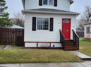819 N 5th St, Grand Forks, ND 58203