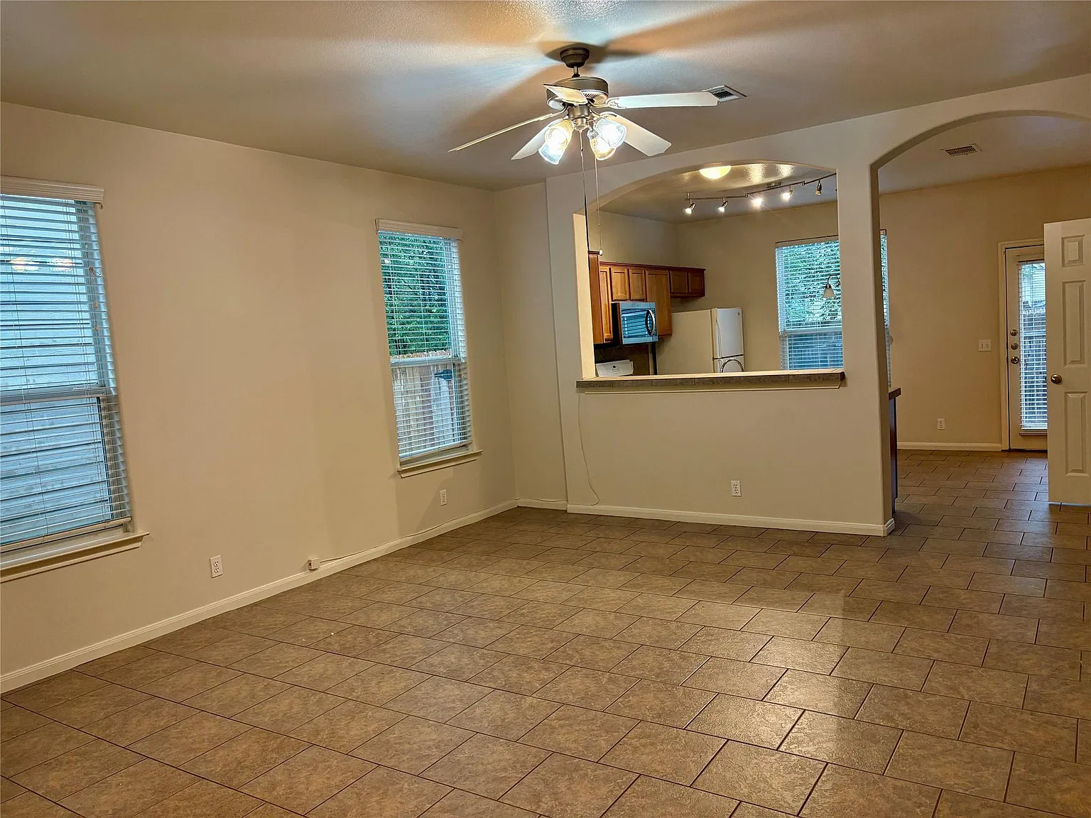 4 bed, 2.5 bath, 1515 sqft, $1,850 — Photo 3