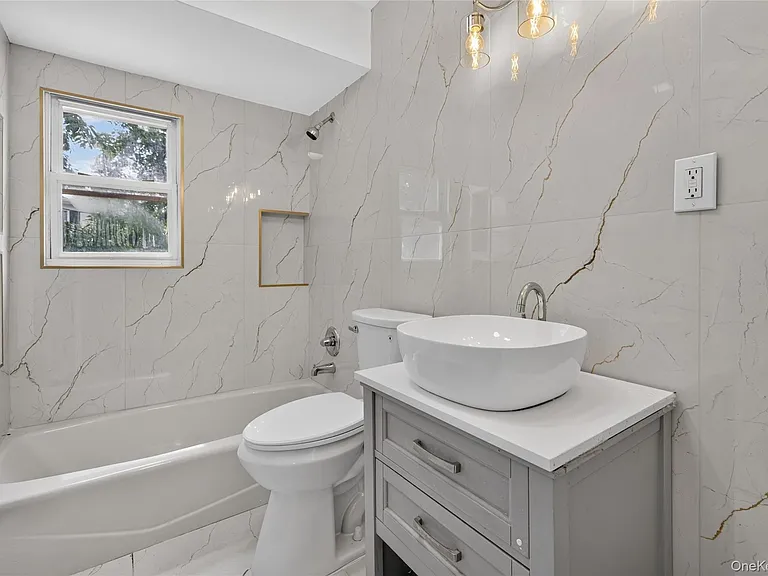 121 Sheridan Ave — Photo 10
