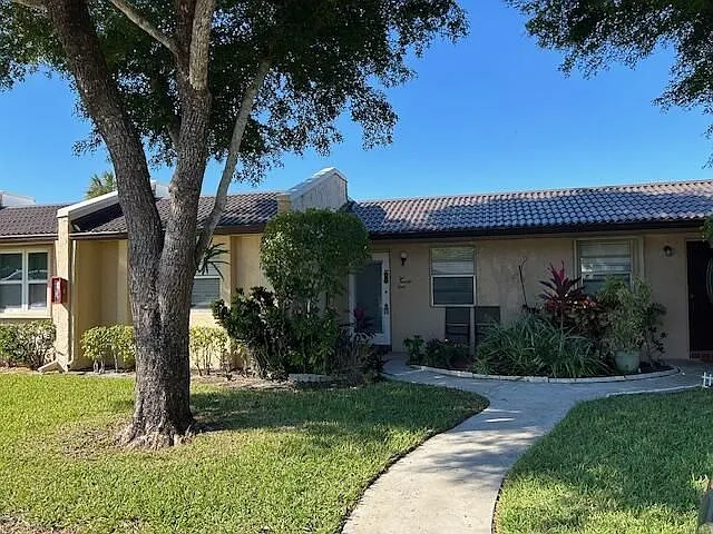 221 Lake Meryl Dr