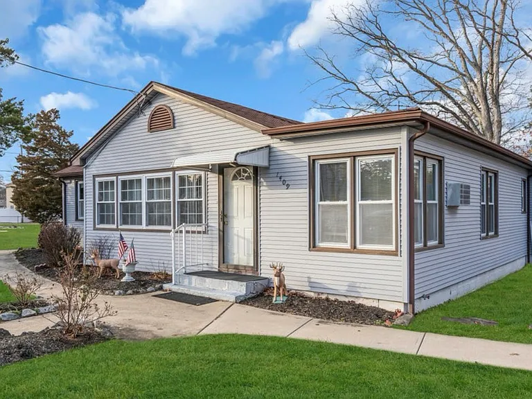 1409 Lawrence Ave — Photo 2